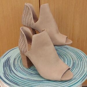 Antonio Melani Tan Leather Peep Toes SZ 6M